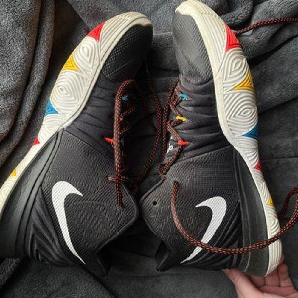 Nike Kyrie 5 Limited Edition Friends Sneakers